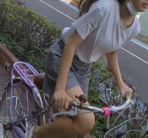 生脚で自転車をこぐ女性