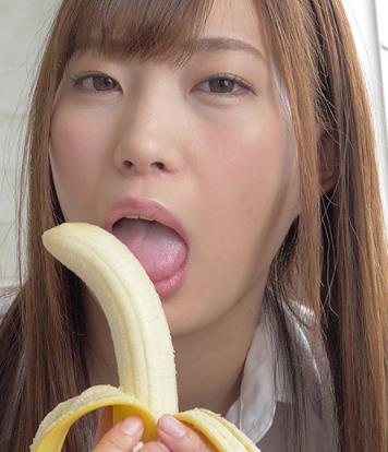 美谷朱里さんがバナナをフェラする